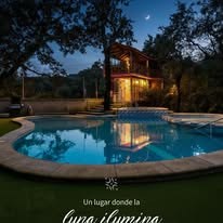 Alberca iluminada de noche